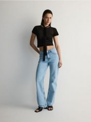 Meshowa bluzka z szalem - czarny. Czarne bluzki Reserved, l, bez wzorów, z dzianiny, bez kołnierzyka, bez ramiączek. W wyprzedaży za 19.99 zł.