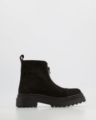 BOTKI DAMSKIE 2477502-Z BLACK. Czarne botki Venezia, bez wzorów, z nubiku, bez obcasa, bez zapięcia. Za 249.00 zł.