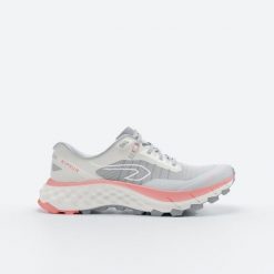 Buty do biegania w terenie damskie Kiprun MT Cushion 2. Białe buty do biegania KIPRUN, bez wzorów, z kauczuku, bez zapięcia, do biegania. Za 449.99 zł.