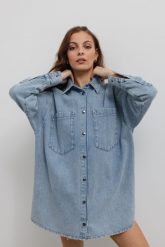 Koszula MIDI o kroju oversize w kolorze CLASSIC BLUE JEANS - MINDY-M/L. Niebieskie koszule Marsala, l, bez wzorów, z denimu, biznesowe, bez kołnierzyka, bez ramiączek. Za 499.90 zł.