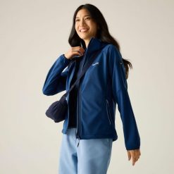 Damska wiatroodporna kurtka typu softshell z kapturem Bourda. Niebieskie kurtki przejściowe sportowe Regatta, bez wzorów, z materiału, z kapturem, trekkingowe. W wyprzedaży za 279.99 zł.