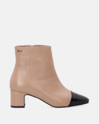 BOTKI Z CZARNYM KWADRATOWYM NOSKIEM S010LEBEOBB060. Czarne botki Venezia, bez wzorów, ze skóry, bez obcasa, bez zapięcia. Za 459.00 zł.