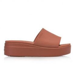 Klapki Dla Dorosłych Crocs Brooklyn Slide. Brązowe klapki Crocs, bez wzorów, z materiału, bez obcasa, bez zapięcia. Za 181.99 zł.