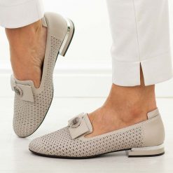 Beżowe ażurowe skórzane półbuty damskie Cambell 35304. Brązowe półbuty wsuwane Cambell, na lato, w ażurowe wzory, z materiału, eleganckie, z okrągłym noskiem, bez obcasa, na obcasie. Za 229.00 zł.