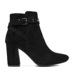 Botki DeeZee. Czarne botki DeeZee, bez wzorów, bez obcasa, na słupku, bez zapięcia. Za 189.99 zł.