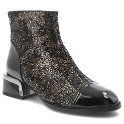 Botki damskie S. Barski, lakierowane na stabilnym klocku z okrągłym noskiem i we wzory, czarne, CR52-695. Czarne botki S.BARSKI, bez wzorów, z lakierowanej skóry, eleganckie, z okrągłym noskiem, bez obcasa, na obcasie, bez zapięcia. Za 349.00 zł.