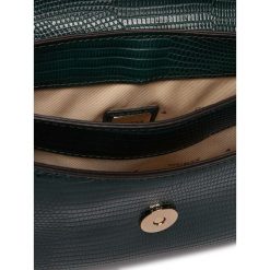 Torebka Guess. Zielone kopertówki Guess, z aplikacjami, wizytowe, bez dodatków. Za 589.99 zł.