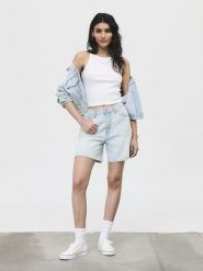 Levi's Bermudy dżinsowe w kolorze błękitnym rozmiar: W26. Niebieskie szorty Levi's, z aplikacjami, ze skóry, klasyczne. Za 149.95 zł.