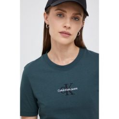 Calvin Klein Jeans t-shirt bawełniany kolor zielony. Zielone t-shirty Calvin Klein Jeans, z aplikacjami, z bawełny, bez kołnierzyka, bez ramiączek. Za 179.99 zł.