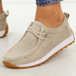 Beżowe skórzane mokasyny damskie Jezzi 9772. Brązowe mokasyny Jezzi, w ażurowe wzory, z jeansu, z okrągłym noskiem. Za 239.00 zł.