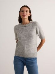 Sweter z biżuteryjną aplikacją - szary. Szare swetry Reserved, l, z aplikacjami, z dzianiny, bez ramiączek. W wyprzedaży za 99.99 zł.