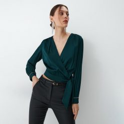 Zielona bluzka z wiązaniem - Khaki. Brązowe bluzki Mohito, bez wzorów, bez kołnierzyka, bez ramiączek. W wyprzedaży za 69.99 zł.