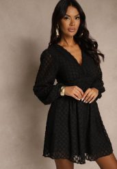 Czarna Sukienka z Tkaniny Plumeti o Rozkloszowanym Kroju z Dekoltem V Zenarela. Czarne sukienki Renee, na co dzień, m, bez wzorów, z tkaniny, eleganckie, bez kołnierzyka, bez ramiączek, mini, proste. Za 149.99 zł.