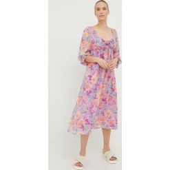 Billabong sukienka midi rozkloszowana. Sukienki Billabong, l, bez wzorów, bez kołnierzyka, bez ramiączek, midi, rozkloszowane. W wyprzedaży za 329.99 zł.