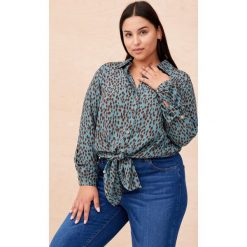 Koszula Damska Satya Plus Size Blue Stone. Niebieskie koszule blue shadow, plus size, bez wzorów, z satyny, wakacyjne, z asymetrycznym kołnierzem, plus size, bez ramiączek. Za 279.90 zł.