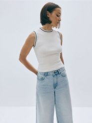 Bluzka z wiskozy - złamana biel. Bluzki Reserved, l, bez wzorów, z dzianiny, bez kołnierzyka, bez ramiączek. W wyprzedaży za 39.99 zł.