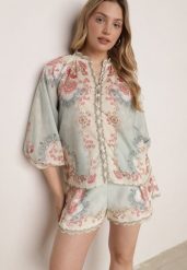 Zielone Letnie Szorty w Stylu Boho z Kwiatowym Motywem i Paskiem Sharoria. Zielone szorty Born2be, bez wzorów, boho. Za 179.99 zł.