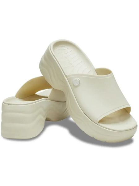 Crocs Klapki "Skyline" w kolorze kremowym rozmiar: 38/39. Brązowe klapki Crocs, bez wzorów, klasyczne, z otwartym noskiem, bez obcasa, bez zapięcia. Za 175.67 zł.