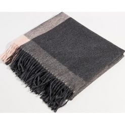Szalik z frędzlami - Wielobarwn. Szaliki i kominy marki DOMYOS. W wyprzedaży za 39.99 zł.