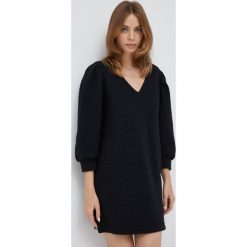 Sisley sukienka kolor czarny mini prosta. Czarne sukienki Sisley, na co dzień, bez wzorów, z dzianiny, bez kołnierzyka, bez ramiączek, mini, proste. Za 399.99 zł.