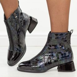 Granatowe skórzane botki damskie Filippo Dbt8253/26. Niebieskie botki Filippo, bez wzorów, z dzianiny, eleganckie, z okrągłym noskiem, bez obcasa, na obcasie, bez zapięcia. Za 439.00 zł.
