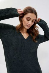 Sweter z dekoltem w serek z metaliczną nitką szmaragdowy. Zielone swetry MOODO, xs, bez wzorów, z włókna, bez ramiączek. W wyprzedaży za 39.99 zł.