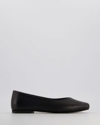 KLASYCZNE BALERINY E125 BLACK. Czarne baleriny Venezia, bez wzorów, ze skóry, klasyczne, bez obcasa, bez zapięcia. Za 199.00 zł.