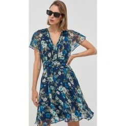Guess sukienka kolor granatowy midi rozkloszowana. Niebieskie sukienki Guess, l, z aplikacjami, z tkaniny, bez kołnierzyka, bez ramiączek, midi, rozkloszowane. Za 549.99 zł.