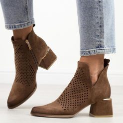 Brązowe ażurowe botki damskie na obcasie Potocki 12356. Brązowe botki POTOCKI, w ażurowe wzory, z zamszu, eleganckie, bez obcasa, na obcasie, bez zapięcia. Za 219.00 zł.