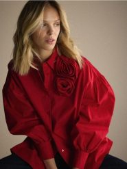 Koszula z kwiatową aplikacją - czerwony. Czerwone koszule Reserved, l, z aplikacjami, z bawełny, bez kołnierzyka, bez ramiączek. Za 159.99 zł.