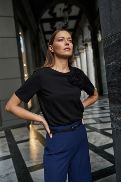 Bawełniana bluzka z aplikacją czarna. Czarne bluzki MOODO, l, z aplikacjami, z bawełny, bez kołnierzyka, bez ramiączek. Za 79.99 zł.