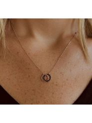 Les Favorites Pozłacany naszyjnik z elementem ozdobnym - dł. 39 cm rozmiar: onesize. Czarne naszyjniki Les Favorites, z materiału, z cyrkonią, pozłacane. Za 108.99 zł.