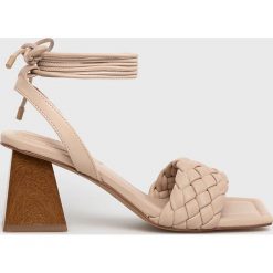 Aldo sandały Tresso kolor beżowy. Brązowe sandały Aldo, bez wzorów, z materiału, bez obcasa, na obcasie, bez zapięcia. Za 349.99 zł.
