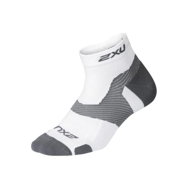 Skarpety sportowe 2XU Vectr Lght Cush 1/4 Crew. Białe skarpetki 2XU, bez wzorów. W wyprzedaży za 75.55 zł.