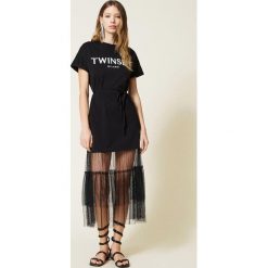 Długa sukienka z logo i tiulem plumetis Twinset. Czarne sukienki Twinset, na co dzień, l, bez wzorów, z bawełny, bez kołnierzyka, bez ramiączek, maxi, dopasowane. W wyprzedaży za 450.00 zł.