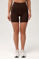Damskie szorty sportowe Rough Radical Soho Shorts. Fioletowe szorty sportowe ROUGH RADICAL, bez wzorów, z elastanu, z podwyższonym stanem, do biegania. Za 139.90 zł.
