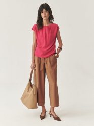 TATUUM Bluzka w kolorze różowym rozmiar: 46. Różowe bluzki Tatuum, bez wzorów, z wiskozy, bez kołnierzyka, bez ramiączek. Za 73.93 zł.