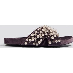 NA-KD Shoes Aksamitne klapki z perełkami - Purple. Kapcie marki NA-KD Shoes. Za 161.95 zł.