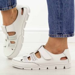 Białe przewiewne skórzane półbuty damskie Sergio Leone sp004. Białe półbuty wsuwane Sergio Leone, na lato, bez wzorów, z jeansu, klasyczne, z okrągłym noskiem, bez obcasa, na płaskiej podeszwie. Za 199.00 zł.