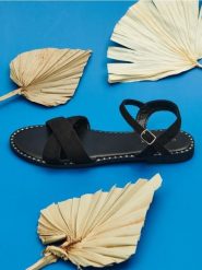 Sandały - czarny. Czarne sandały Sinsay, bez wzorów, z bawełny, bez obcasa, na płaskiej podeszwie, bez zapięcia. Za 39.99 zł.