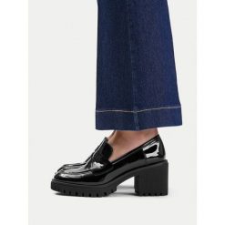 Półbuty JENNY. Czarne półbuty wsuwane Jenny, bez wzorów, bez obcasa, na obcasie. Za 149.99 zł.