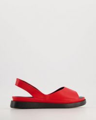 SKÓRZANE SANDAŁY 2706 R1811 RED-B. Czerwone sandały Venezia, bez wzorów, ze skóry, bez obcasa, bez zapięcia. Za 389.00 zł.