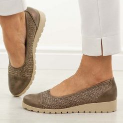 Brązowe półbuty damskie M.Daszyński 1628-25. Brązowe półbuty wsuwane M.Daszyński, na jesień, bez wzorów, z jeansu, eleganckie, bez obcasa, na koturnie. Za 179.00 zł.