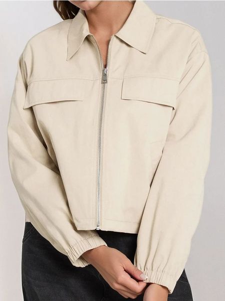 Kurtka bomber z kołnierzykiem - kremowy. Białe kurtki Sinsay, l, bez wzorów, bez kaptura. W wyprzedaży za 35.99 zł.