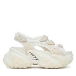 Sandały Buffalo. Białe sandały Buffalo, bez wzorów, bez obcasa, na płaskiej podeszwie, bez zapięcia. Za 429.99 zł.