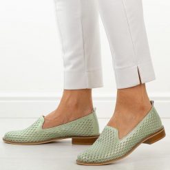 Zielone ażurowe skórzane Polskie półbuty damskie Deoni d043. Zielone półbuty wsuwane Deoni, na lato, w ażurowe wzory, ze skóry, klasyczne, bez obcasa, na płaskiej podeszwie. W wyprzedaży za 386.10 zł.