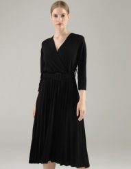 Czarna sukienka z paskiem. Czarne sukienki Unisono, l, bez wzorów, z tkaniny, wizytowe, bez kołnierzyka, bez ramiączek, midi, kopertowe. Za 239.00 zł.
