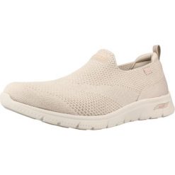 Buty SKECHERS 104680S Beżowy. Brązowe trekkingi Skechers, bez wzorów, z tkaniny, bez zapięcia, na fitness i siłownię. Za 276.99 zł.