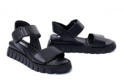 ARTIKER RELAKS 54C0772 czarny, sandały damskie. Czarne sandały Artiker Relaks, bez wzorów, ze skóry, bez obcasa, na koturnie, bez zapięcia. Za 304.90 zł.