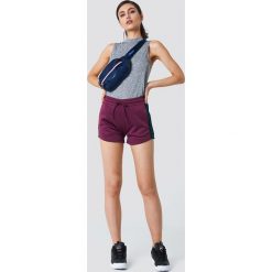 NA-KD Szorty sportowe - Red,Purple. Czerwone szorty sportowe NA-KD, z poliesteru. W wyprzedaży za 40.48 zł.